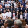 Diputados de Unidos Podemos con claveles rojos en el 40 aniversario de las elecciones de 1977.