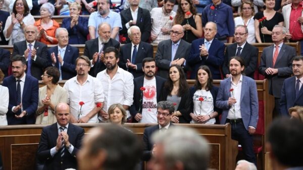 Diputados de Unidos Podemos con claveles rojos en el 40 aniversario de las elecciones de 1977.