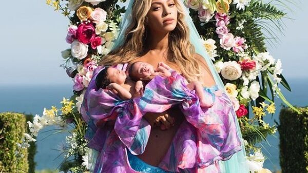 Beyoncé con sus hijos recién nacidos