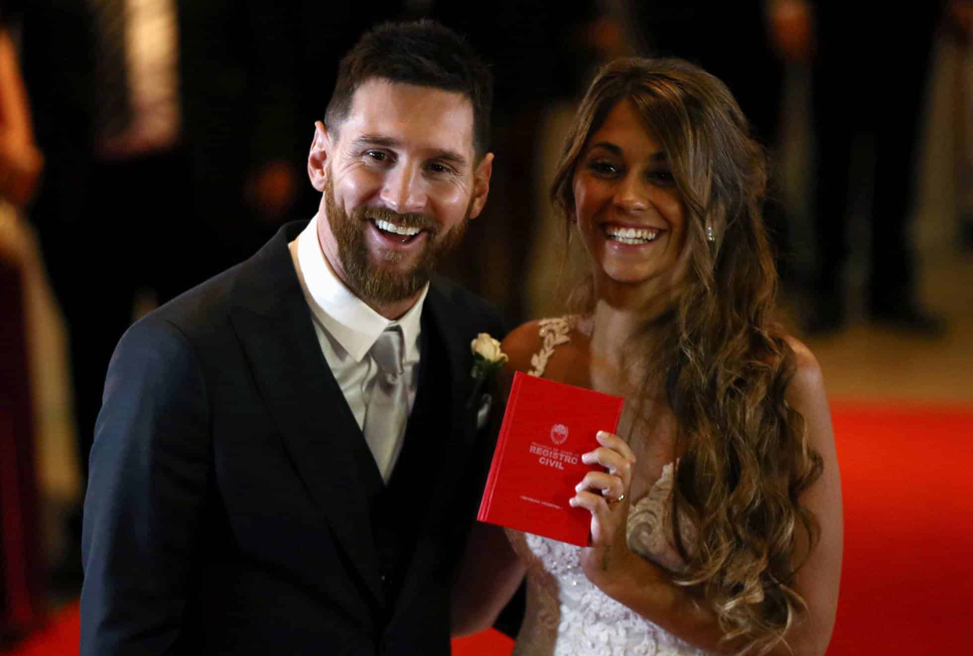 Leo Messi y Antonella Roccuzzo tras darse el 'sí quiero' en Rosario (Argentina).