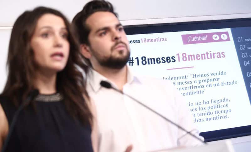 Inés Arrimadas y Fernando de Páramos durante la presentación de la web '18meses18mentiras.cat'