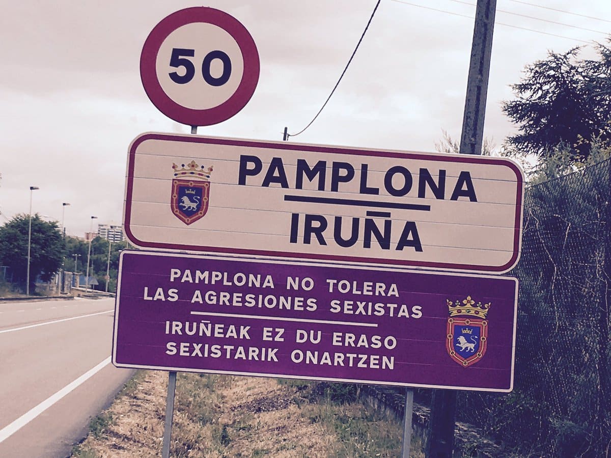 Cartel a la entrada de Pamplona