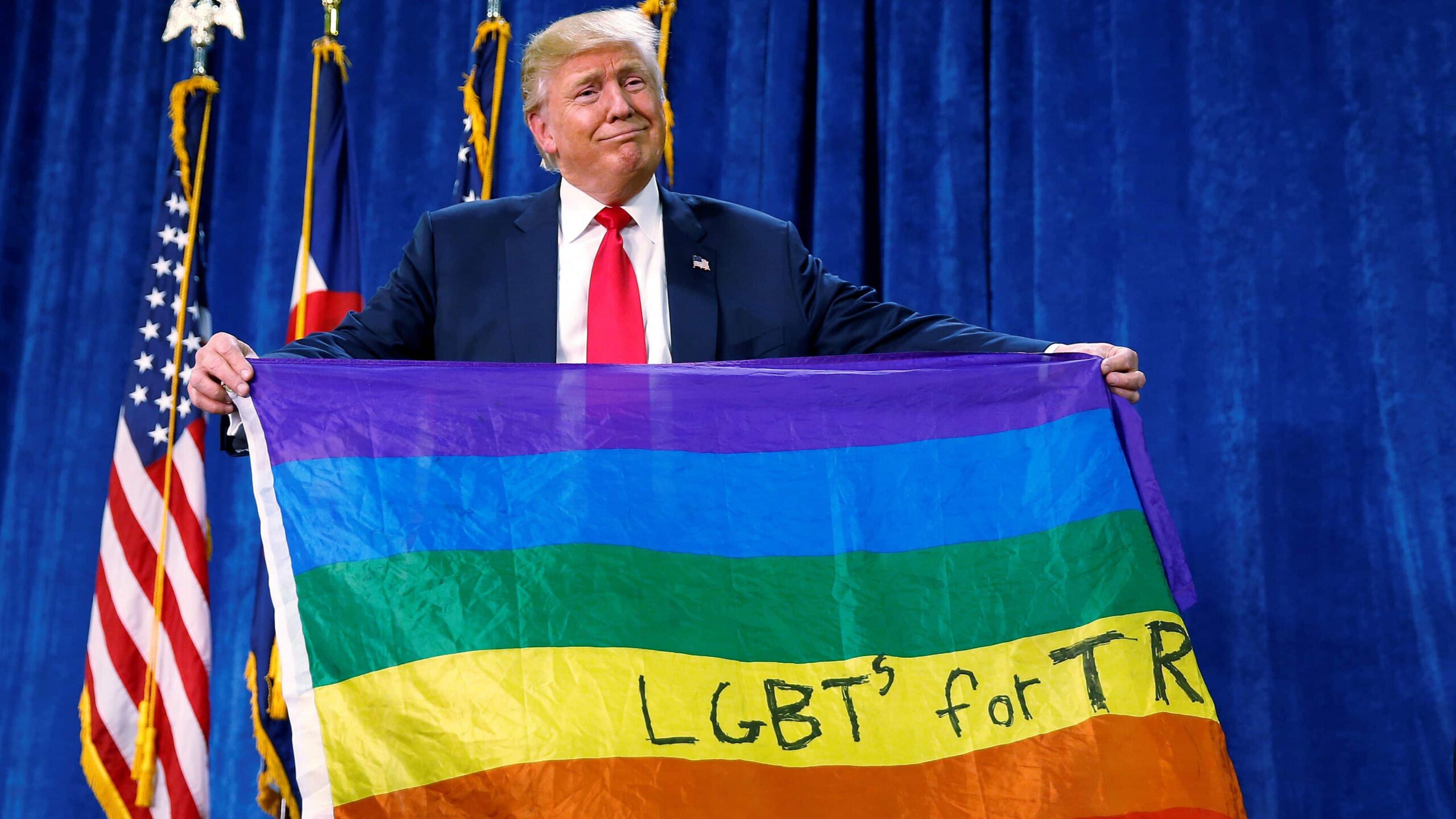Donald Trump con una bandera LGTB durante la campaña electoral