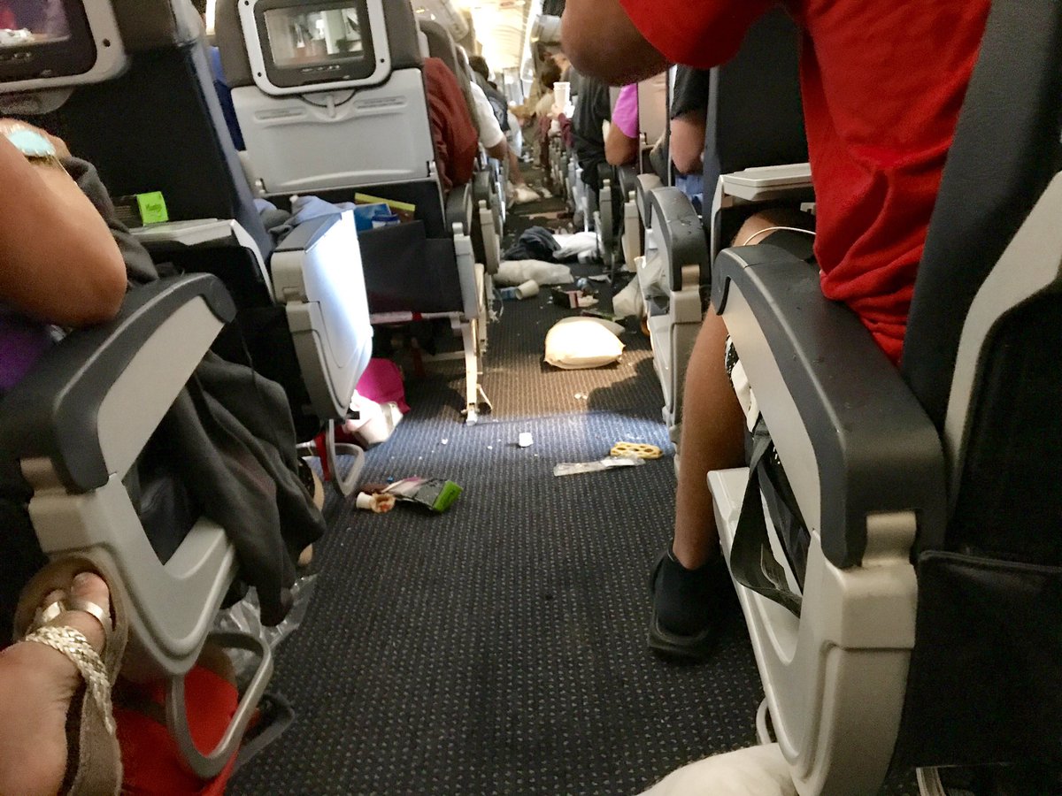 Caos en el avión tras las turbulencias (Foto: @efnov6)