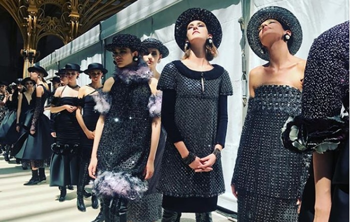 Modelos de Chanel antes de un desfile