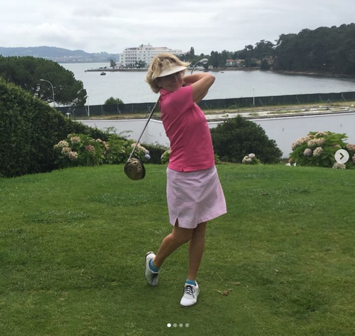 Esperanza Aguirre jugando un torneo de golf