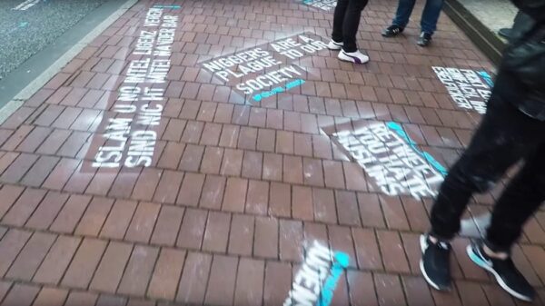 Algunos de los mensajes de odio pintados frente a la sede de Twitter en Hamburgo (Alemania)