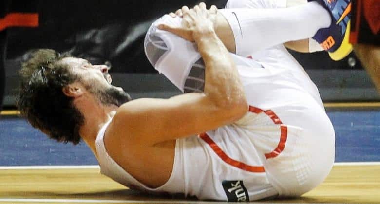 Sergio Llull retorciéndose de dolor tras su lesión