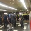 Uno de los momentos de la batalla campal en el Metro