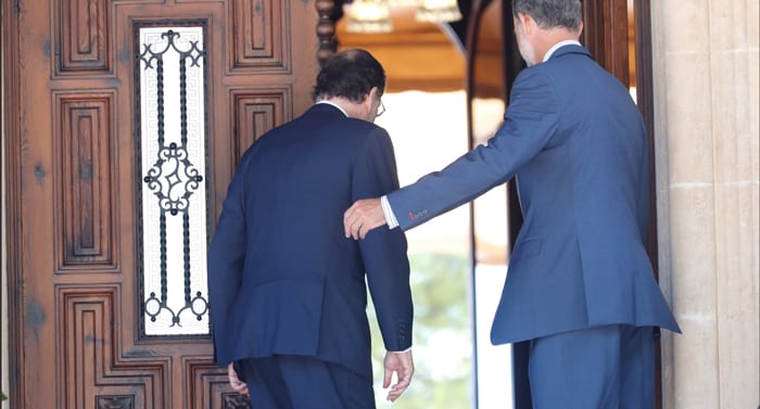 El presidente Rajoy con el Rey Felipe en el despacho veraniego en Marivent