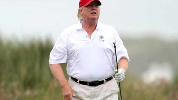 Donald Trump jugando al golf