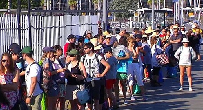 Turistas esperan para embarcar hacia las islas Cíes