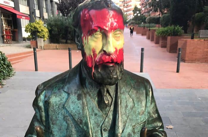 La estatua de Gaudí en Barcelona pintada con los colores de la bandera de España