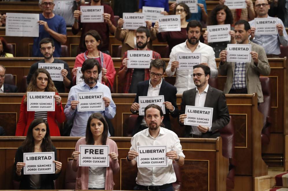 Diputados de Unidos Podemos y PDeCAT muestran carteles pidiendo la libertad de los Jordis