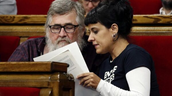 Joan Garriga y Anna Gabriel el pasado martes en el Pleno del Parlament