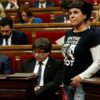 Anna Gabriel pasa delante de Puigdemont y Junqueras este martes en el Parlament