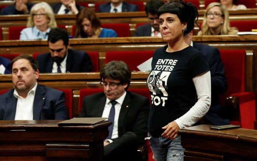 Anna Gabriel pasa delante de Puigdemont y Junqueras este martes en el Parlament