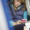 Adolescente en el tren con el móvil