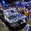 Un coche de la Guardia Civil tras la concentración independentista que ha llevado a la cárcel a Sànchez y Cuixart