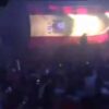 Jóvenes tarareando el himno de España en una discoteca