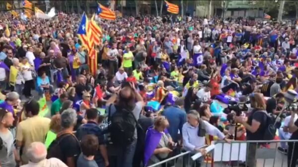 Independentistas en el exterior del Parlamento catalán