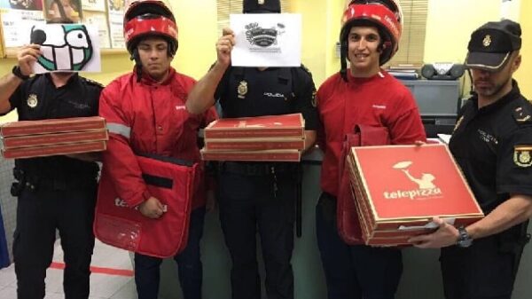 Agentes con el pedido de pizzas de Forocoches