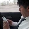 Carles Puigdemont con su teléfono móvil
