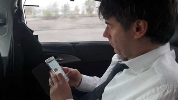 Carles Puigdemont con su teléfono móvil
