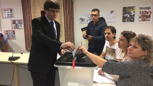 Carles Puigdemont votando en el referéndum ilegal