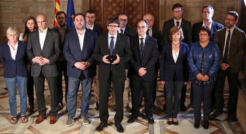 Carles Puigdemont acompañado de todo el Gobierno catalán durante su comparecencia institucional