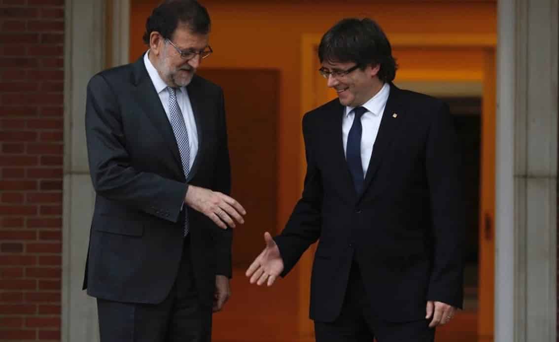 Mariano Rajoy y Carles Puigdemont en un encuentro en La Moncloa