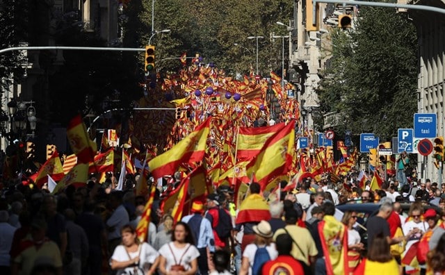 Cientos de miles de personas se manifiestan por la unidad de España en Barcelona