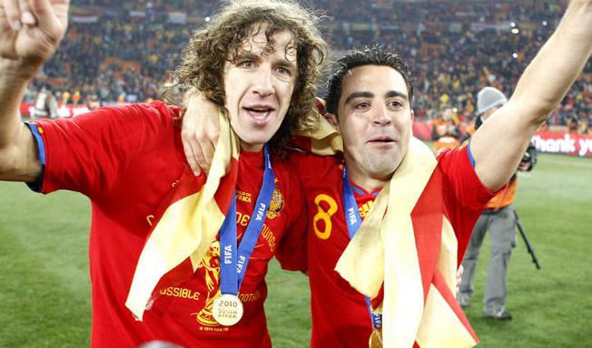 Carles Puyol y Xavi Hernández en una celebración con la selección española