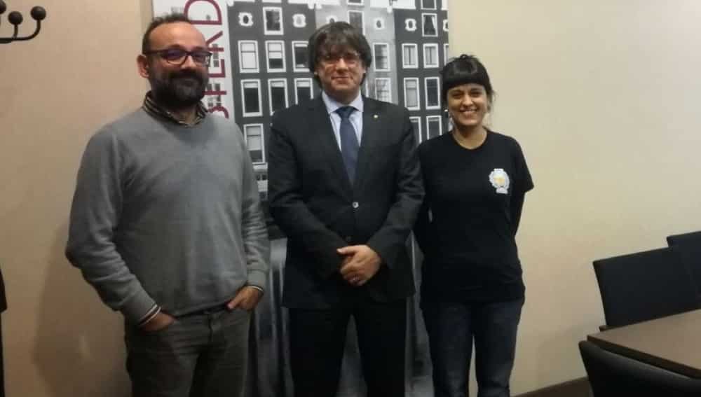 Carles Puigdemont, en el centro, junto a Benet Salellas y Anna Gabriel en Bruselas