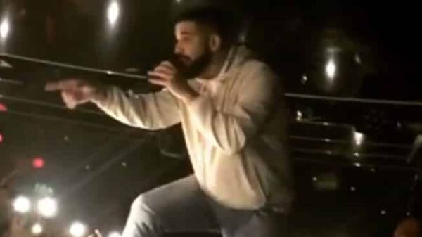 El cantante Drake tras parar su concierto