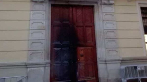 La puerta del Ayuntamiento de Hospitalet quemada tras el acto vandálico
