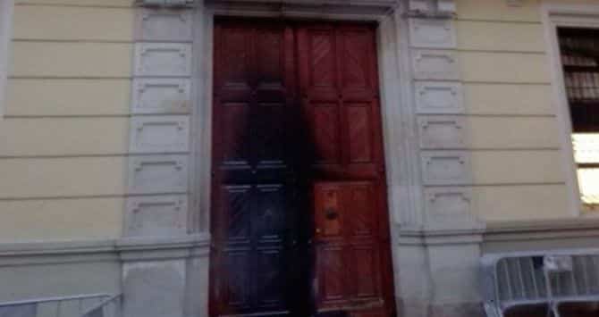 La puerta del Ayuntamiento de Hospitalet quemada tras el acto vandálico