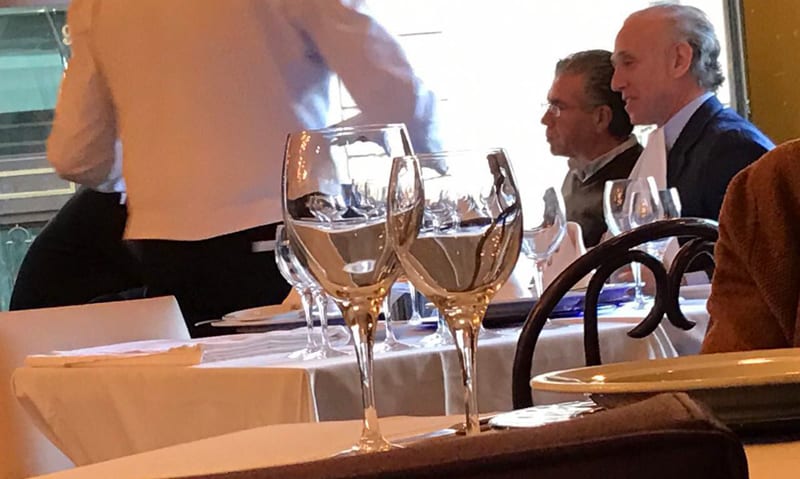 Francisco Granados y Eduardo inda comiendo en un restaurante de Madrid