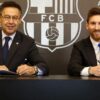 Josep Maria Bartomeu y Leo Messi, en la firma del contrato la mañana de este sábado