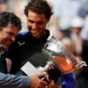Toni y Rafa Nadal abrazan el trofeo de Roland Garros, el pasado mes de junio en París