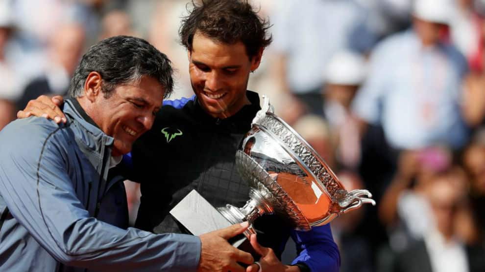 Toni y Rafa Nadal abrazan el trofeo de Roland Garros, el pasado mes de junio en París