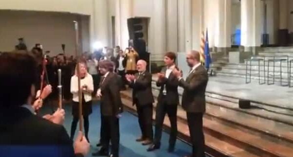 Carles Puigdemont con los alcaldes independentistas en Bruselas