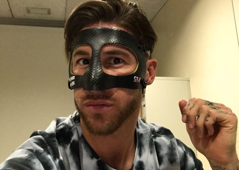 Sergio Ramos con su máscara