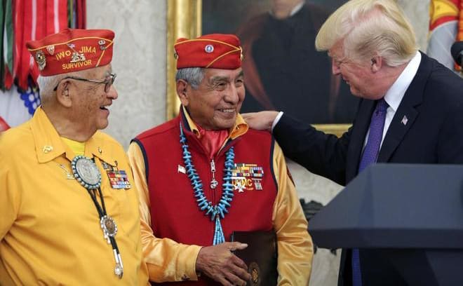 Donald Trump en el encuentro con indígenas navajos
