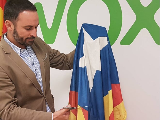 Santiago Abascal, líder de VOX, cortando una estelada en una imagen de su cuenta de Instagram