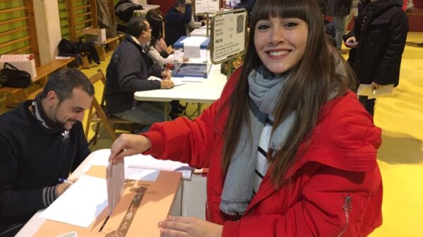 Aitana, de 'OT 2017', votando en las elecciones catalanas