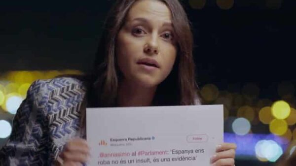 Inés Arrimadas mostrando a Marta Rovira en 'Salvados' el tuit de ERC de "España nos roba"