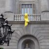 Lazo amarillo que ha colocado Ada Colau en la fachada del Ayuntamiento de Barcelona