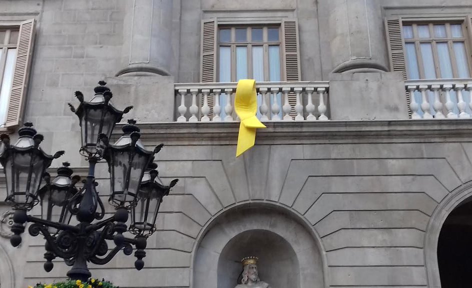 Lazo amarillo que ha colocado Ada Colau en la fachada del Ayuntamiento de Barcelona