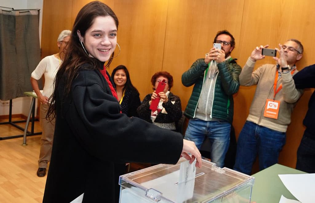 Laura Sancho votando este jueves en las elecciones catalanas